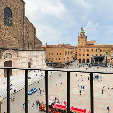 Immobo Domus - Piazza Maggiore View *