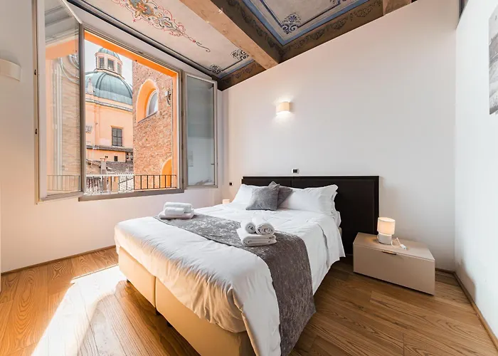 Immobo Domus - Piazza Maggiore View